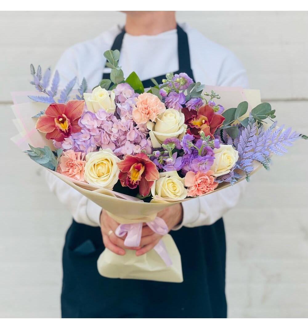 Авторский букет с оранжевыми орхидеями