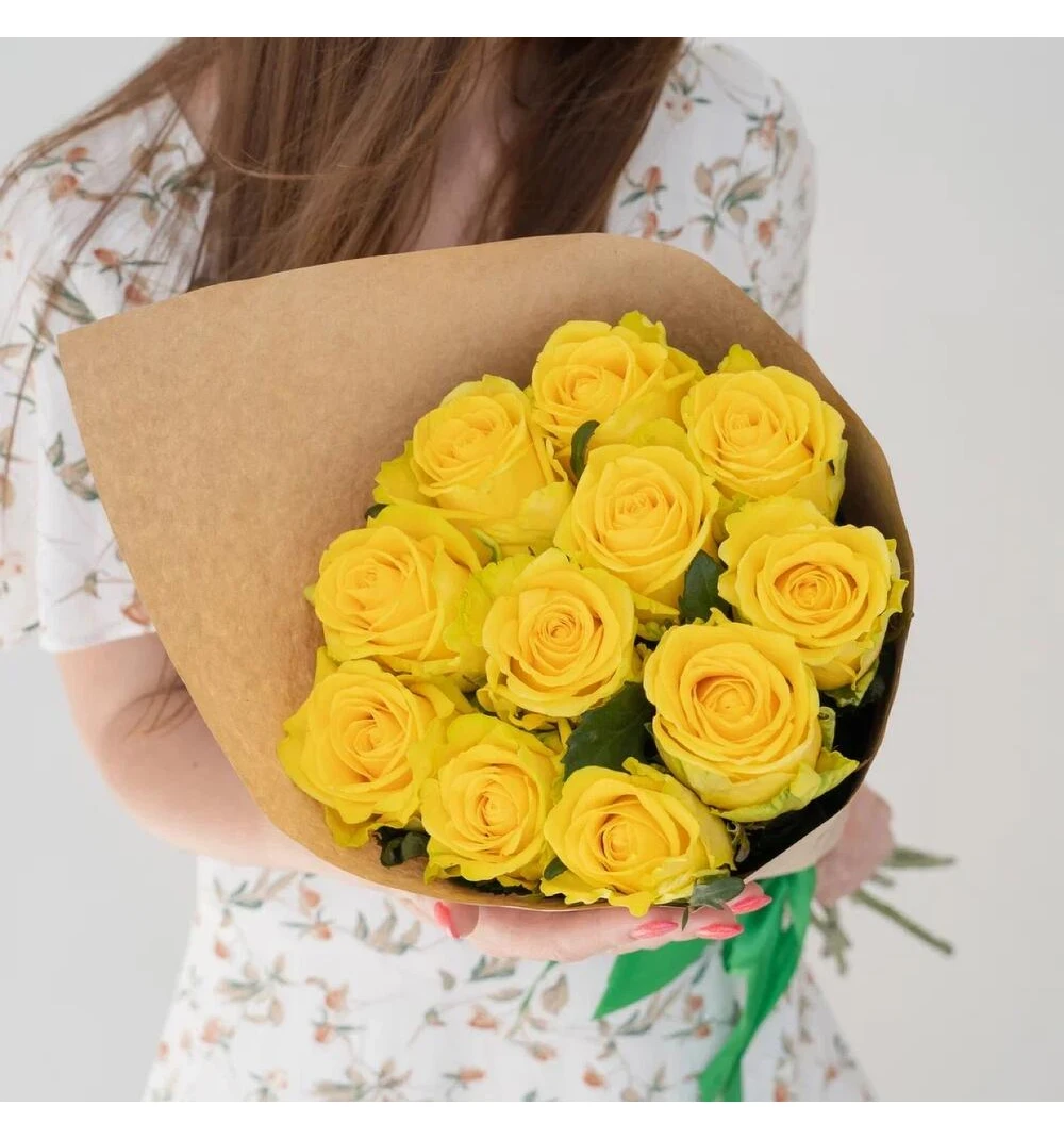 Букет из 11 желтых роз с зеленью