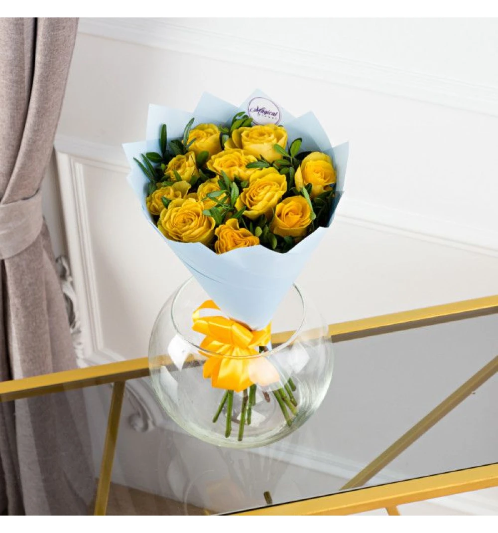 Букет из 11 желтых роз с зеленью