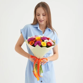 Букет из 21 мини герберы в дизайнерской упаковке