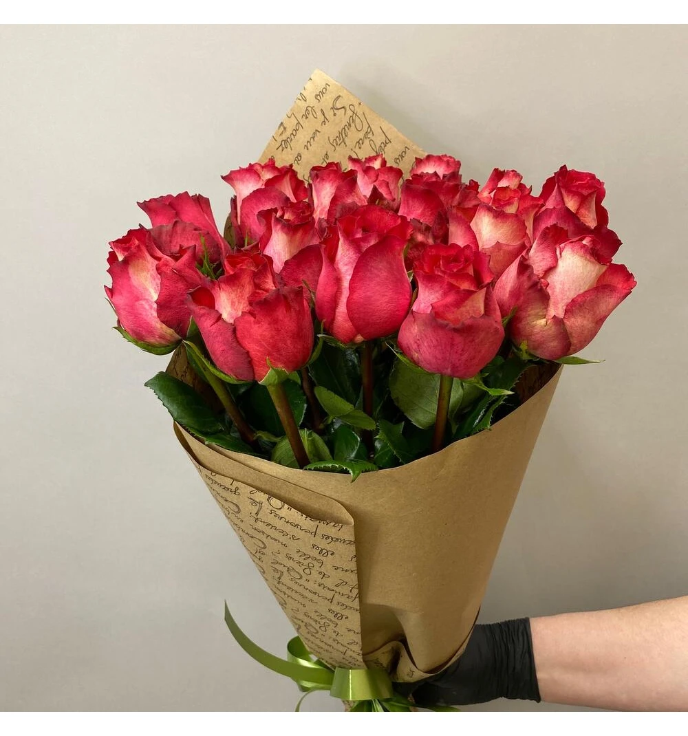 Монобукет из роз Iguazu в крафте