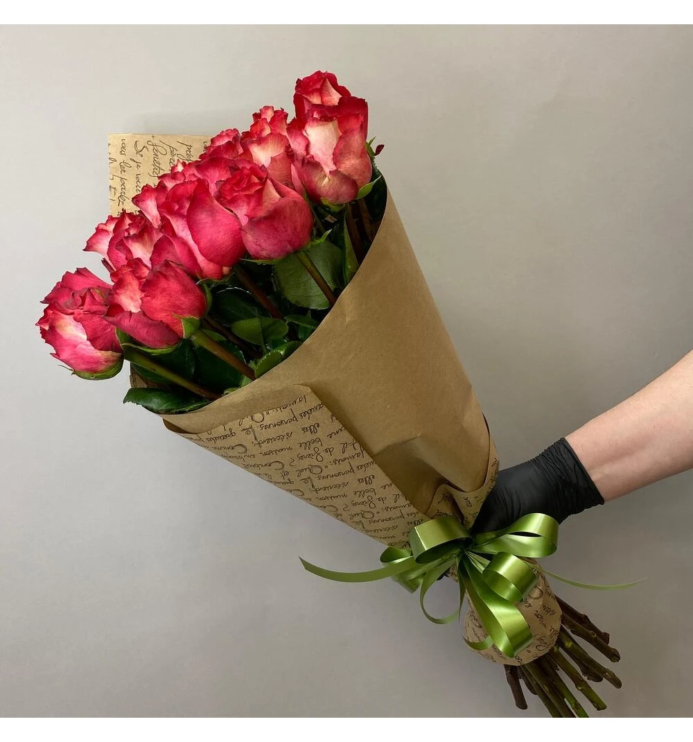 Монобукет из роз Iguazu в крафте