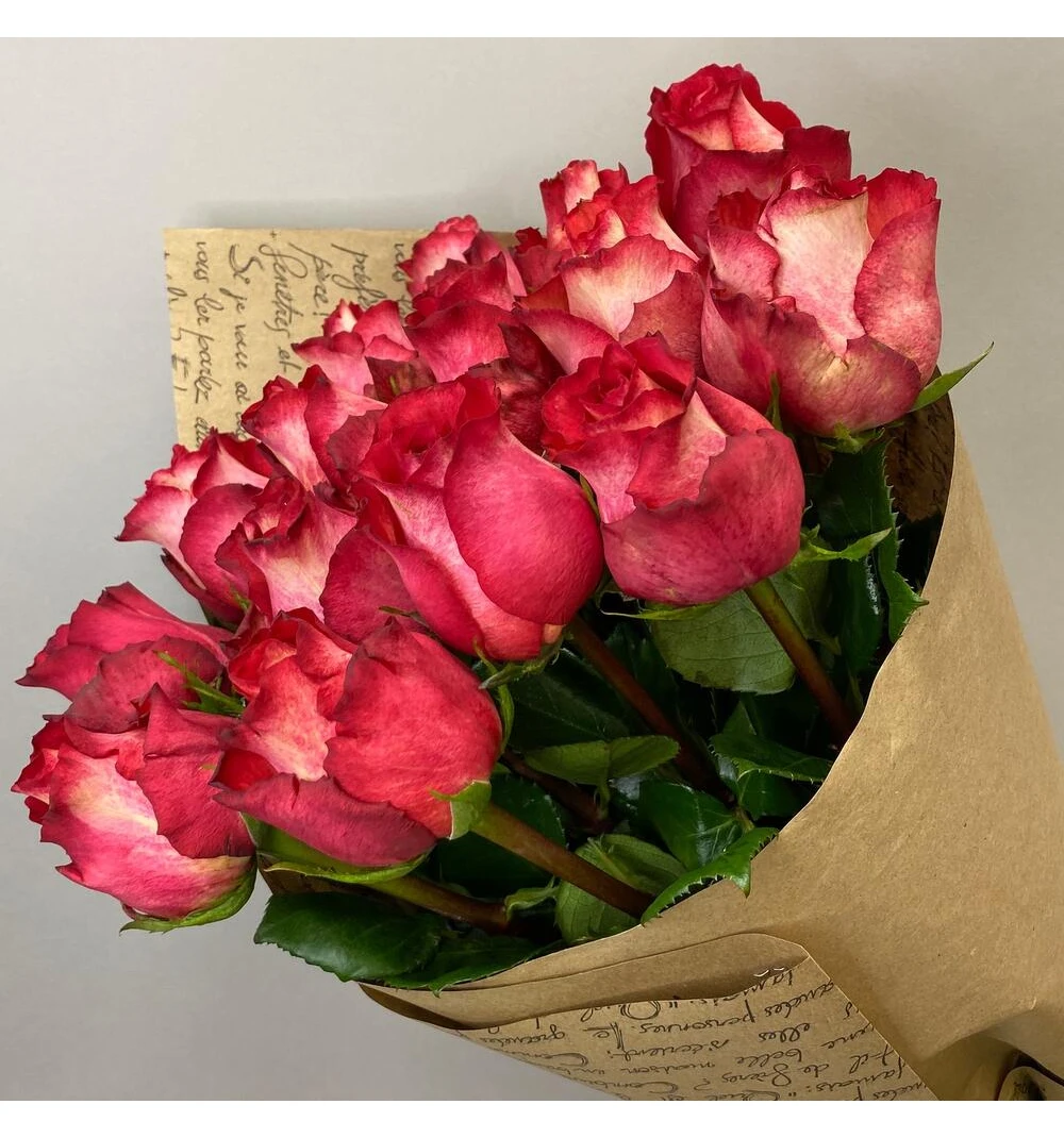 Монобукет из роз Iguazu в крафте